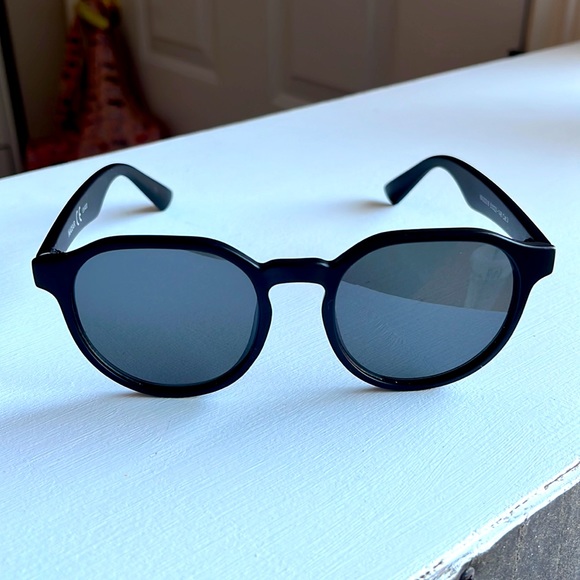 Black sunglasses - Picture 2 of 5